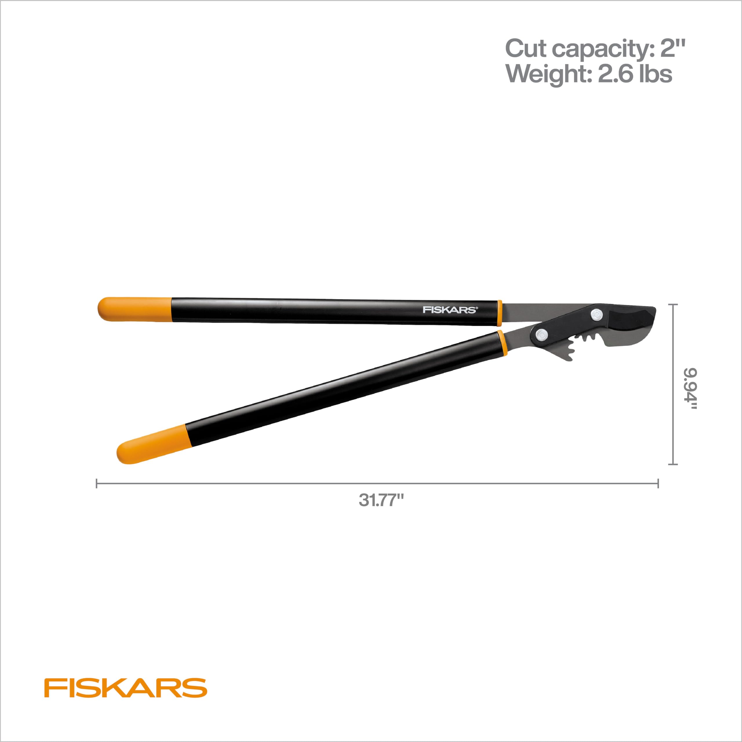 Fiskars lopper en entorno de jardín mostrando uso profesional y confiabilidad