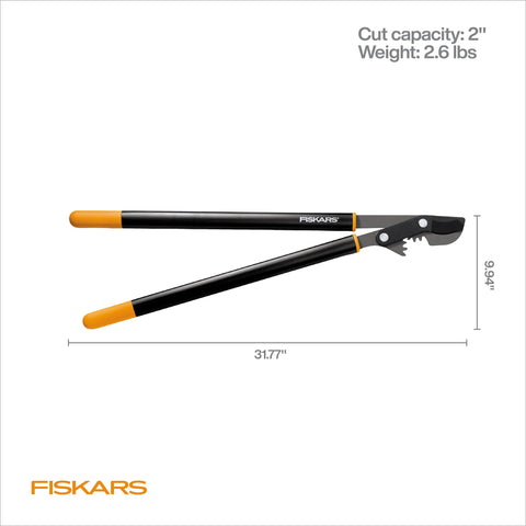Fiskars lopper en entorno de jardín mostrando uso profesional y confiabilidad