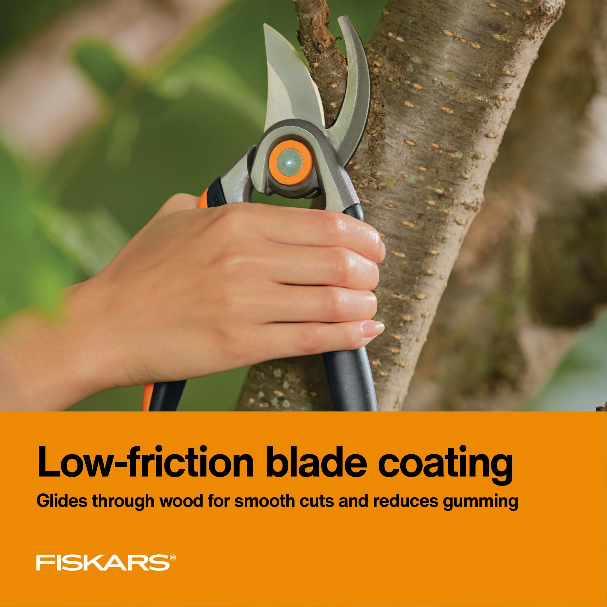 Fiskars mango SoftGrip en mano para mayor control y menor fatiga