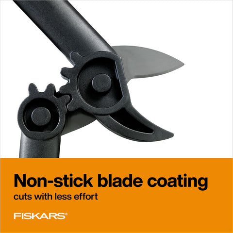 Fiskars detalle de mangos ergonómicos para mayor comodidad al cortar