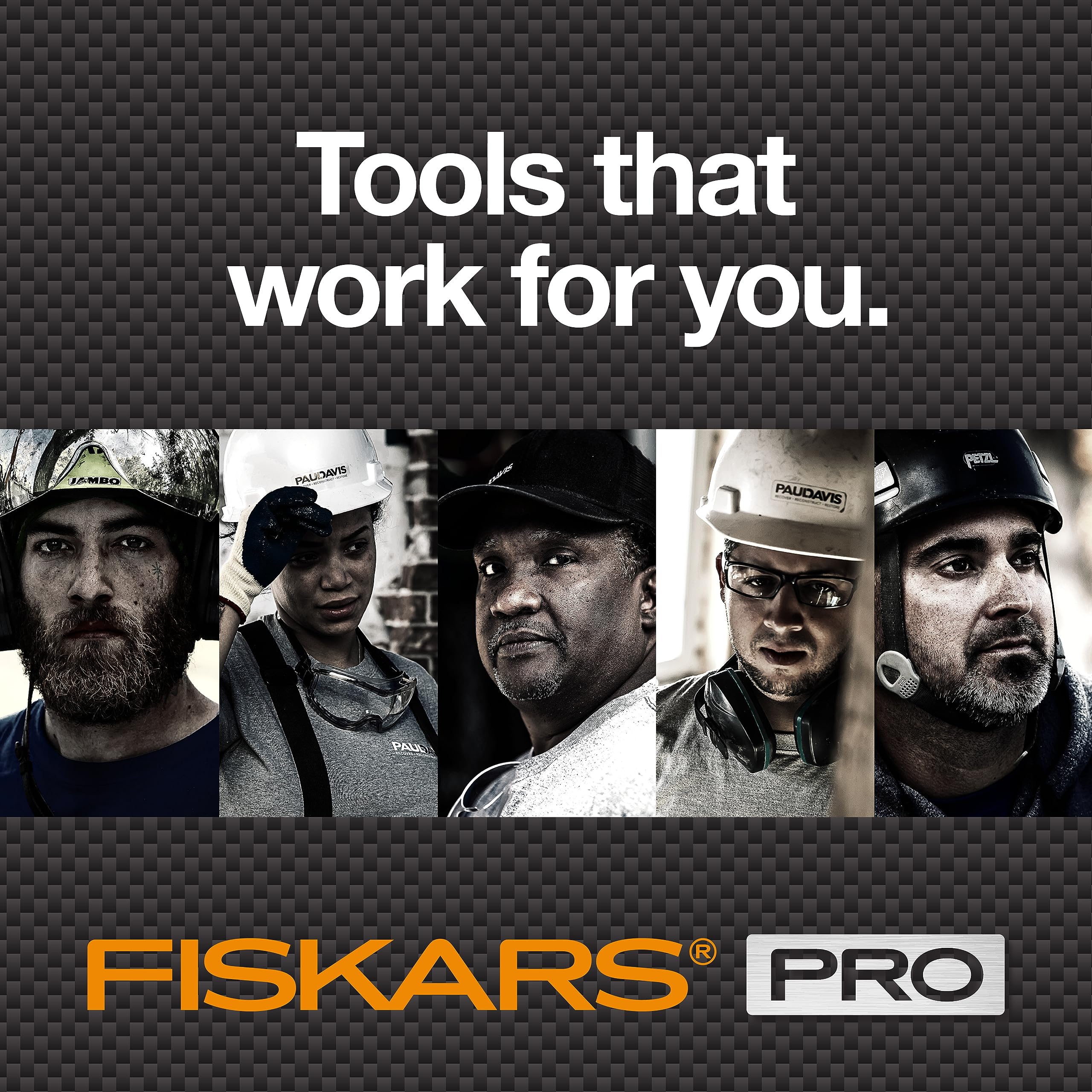 Fiskars mazo en entorno de camping listo para preparar leña rápidamente