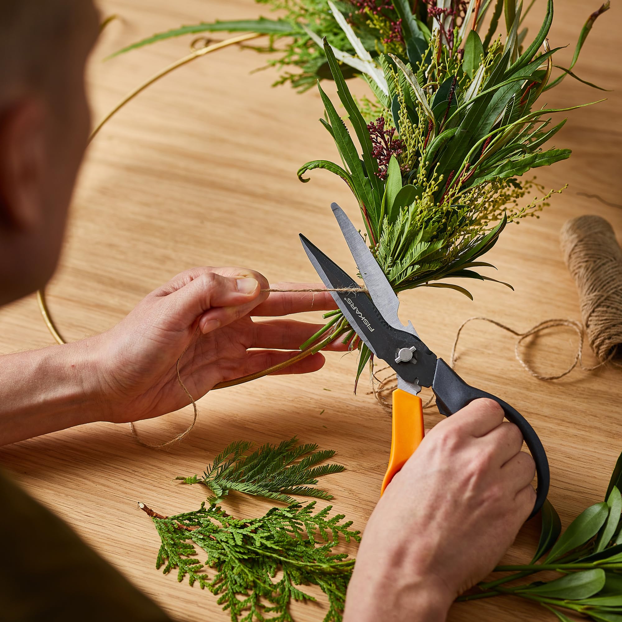 Fiskars punta punzante perforando cartón con facilidad