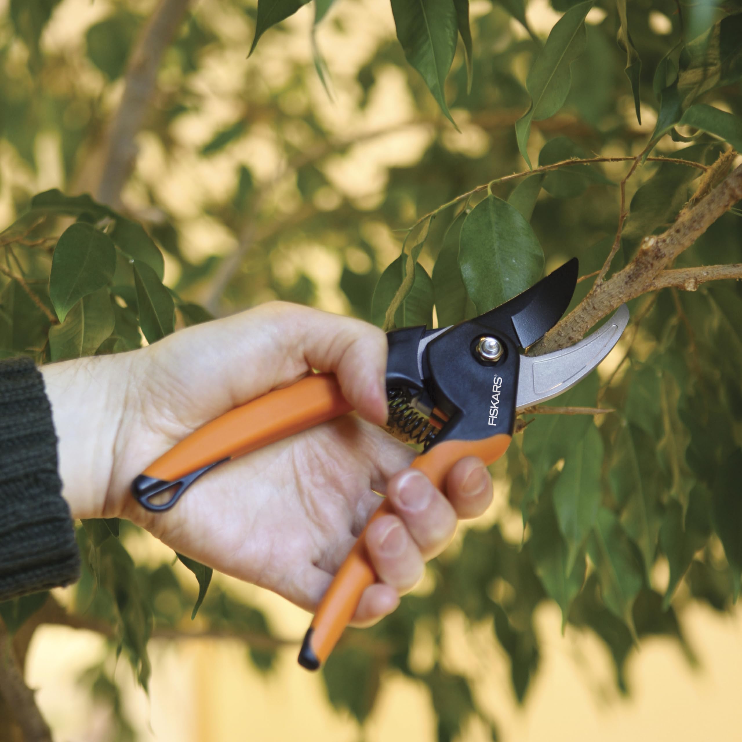 Fiskars podadora en mano demostrando control y menos fatiga