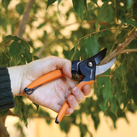 Fiskars podadora en mano demostrando control y menos fatiga