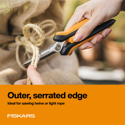 Fiskars tijeras guardadas en su funda para transporte seguro