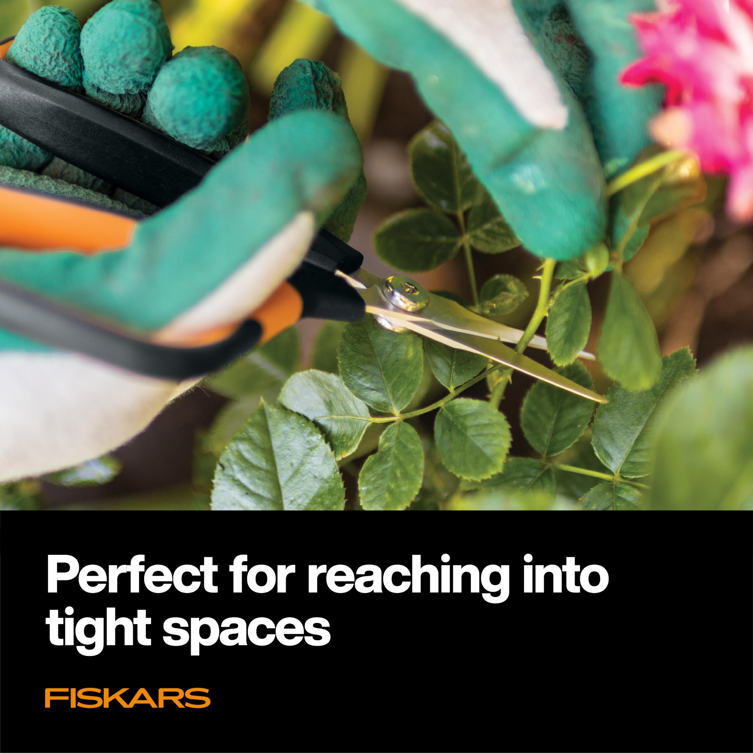 Fiskars en uso podando flores para deadheading con control y precisión
