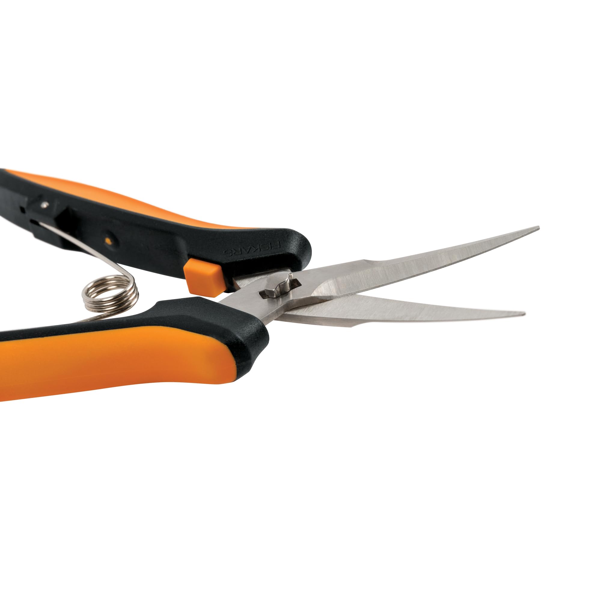 Fiskars tijeras en uso haciendo deadheading en flores delicadas