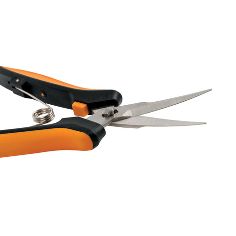 Fiskars tijeras en uso haciendo deadheading en flores delicadas