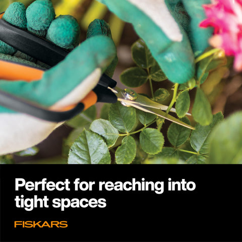 Fiskars en uso podando flores para deadheading con control y precisión
