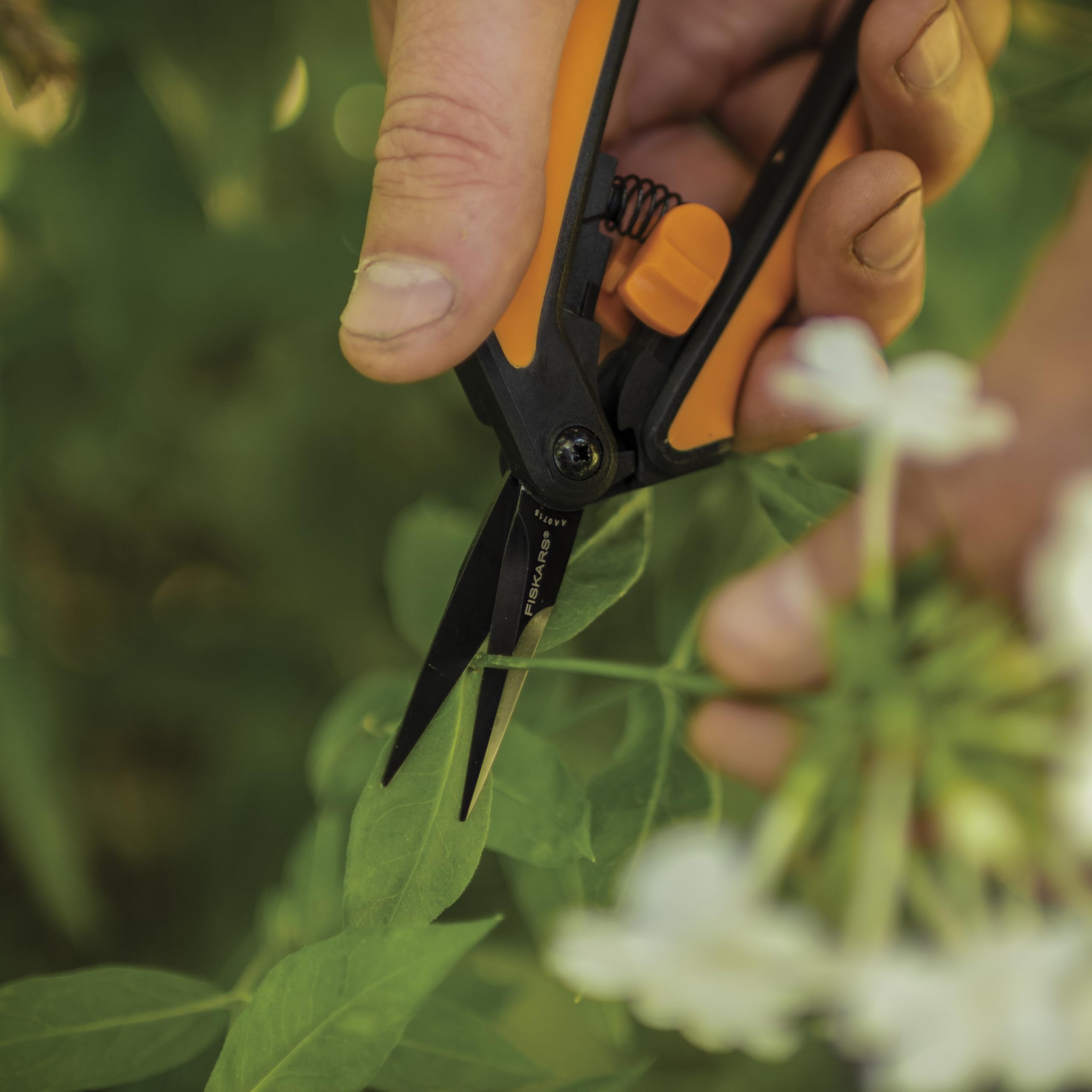 Fiskars funda y cierre seguro protegen filo y facilitan transporte seguro
