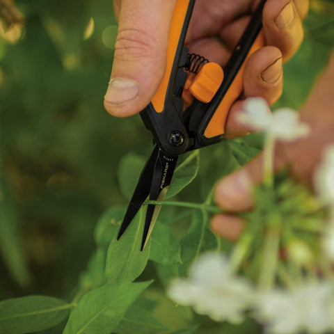 Fiskars funda y cierre seguro protegen filo y facilitan transporte seguro