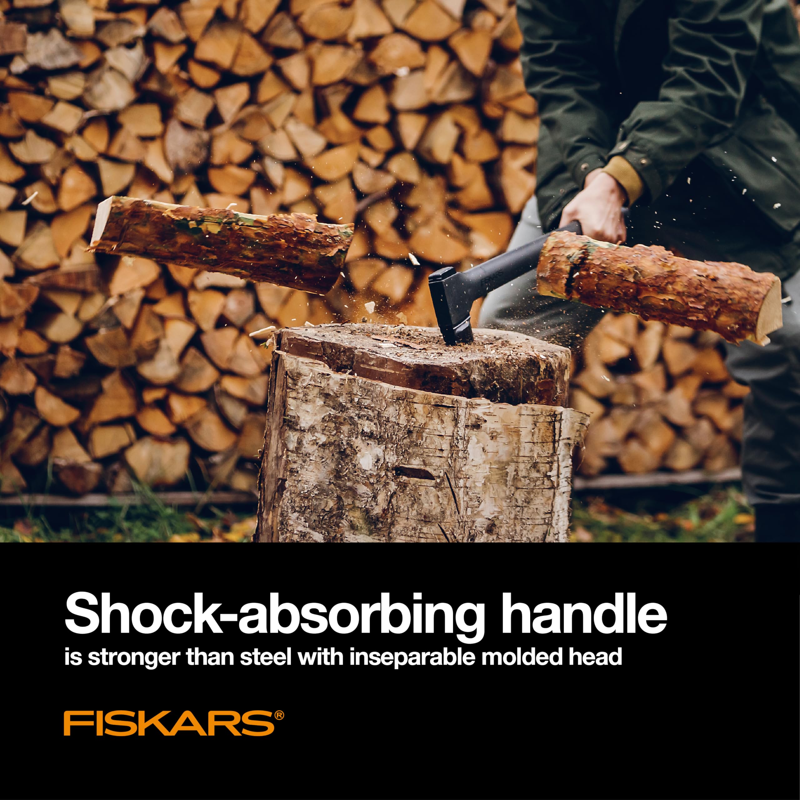 Fiskars X27 en uso durante camping, facilita partir leña rápidamente