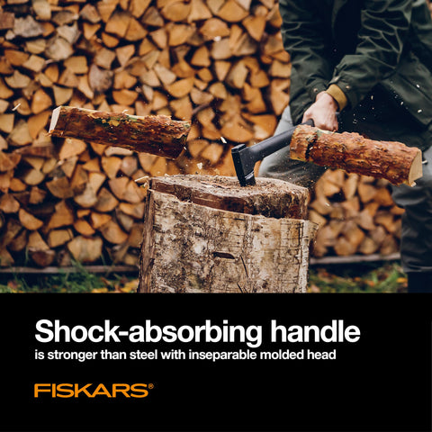 Fiskars X27 en uso durante camping, facilita partir leña rápidamente