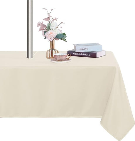 Fitable mantel frontal beige colocado en mesa rectangular mostrando ajuste y estética