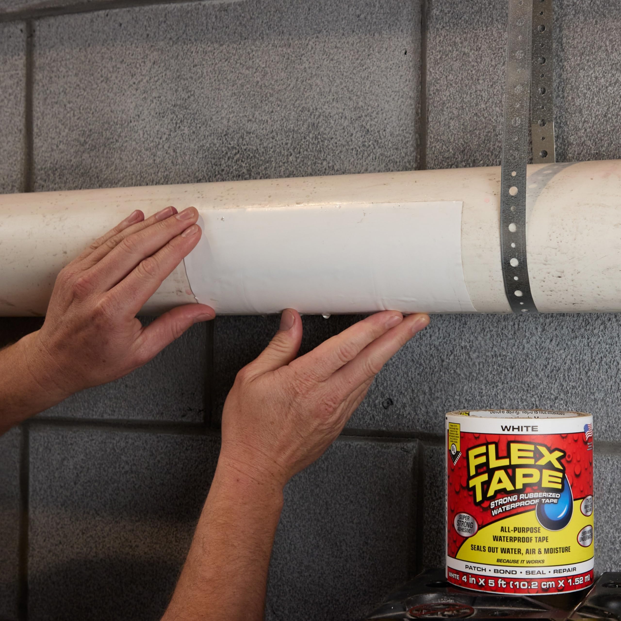Flex Tape en uso parche en techo demostrando sellado rápido