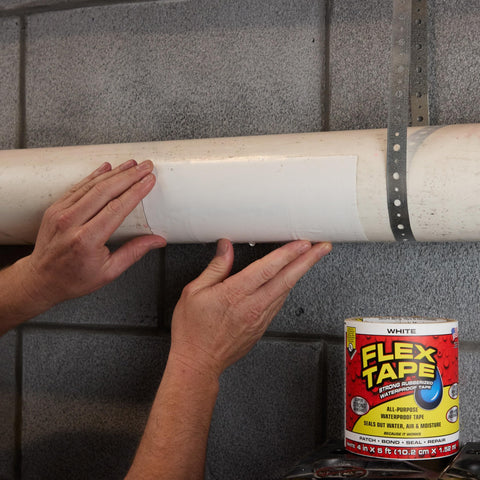 Flex Tape en uso parche en techo demostrando sellado rápido