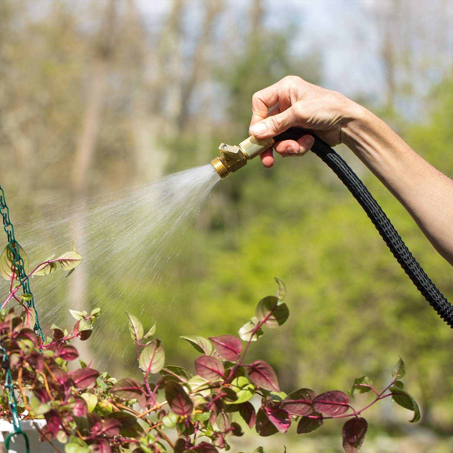 Flexi Hose en jardín estilizado demostrando facilidad de manejo