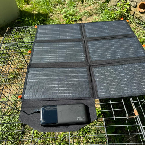 FlexSolar tamaño comparado con un portátil mostrando facilidad de almacenamiento