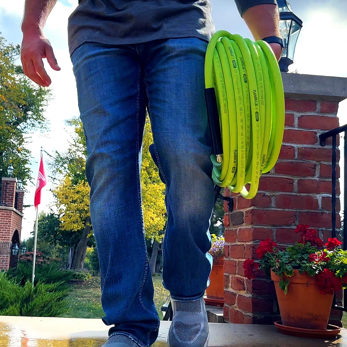 Flexzilla manguera en jardín lavando terraza con fácil almacenamiento