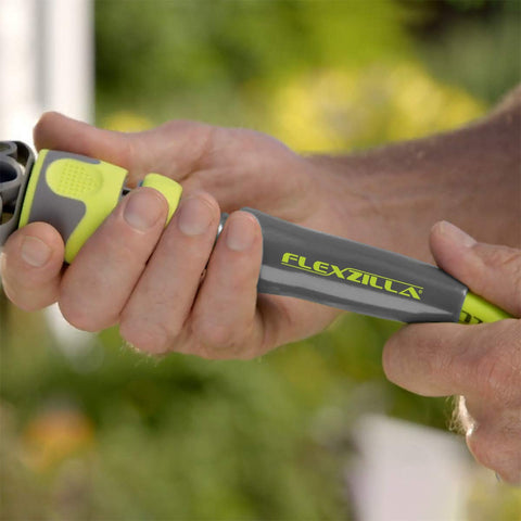 Flexzilla comparación de escala junto a una mano para mostrar tamaño y ligereza