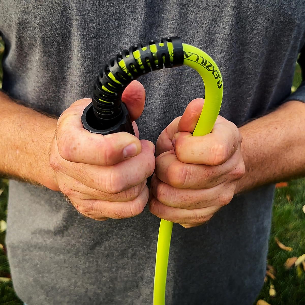 Flexzilla detalle del restrictor anti-kink en la curva, evita dobleces y mantiene flujo