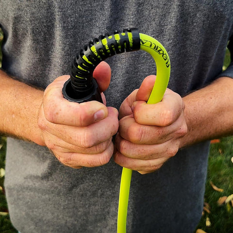 Flexzilla detalle del restrictor anti-kink en la curva, evita dobleces y mantiene flujo