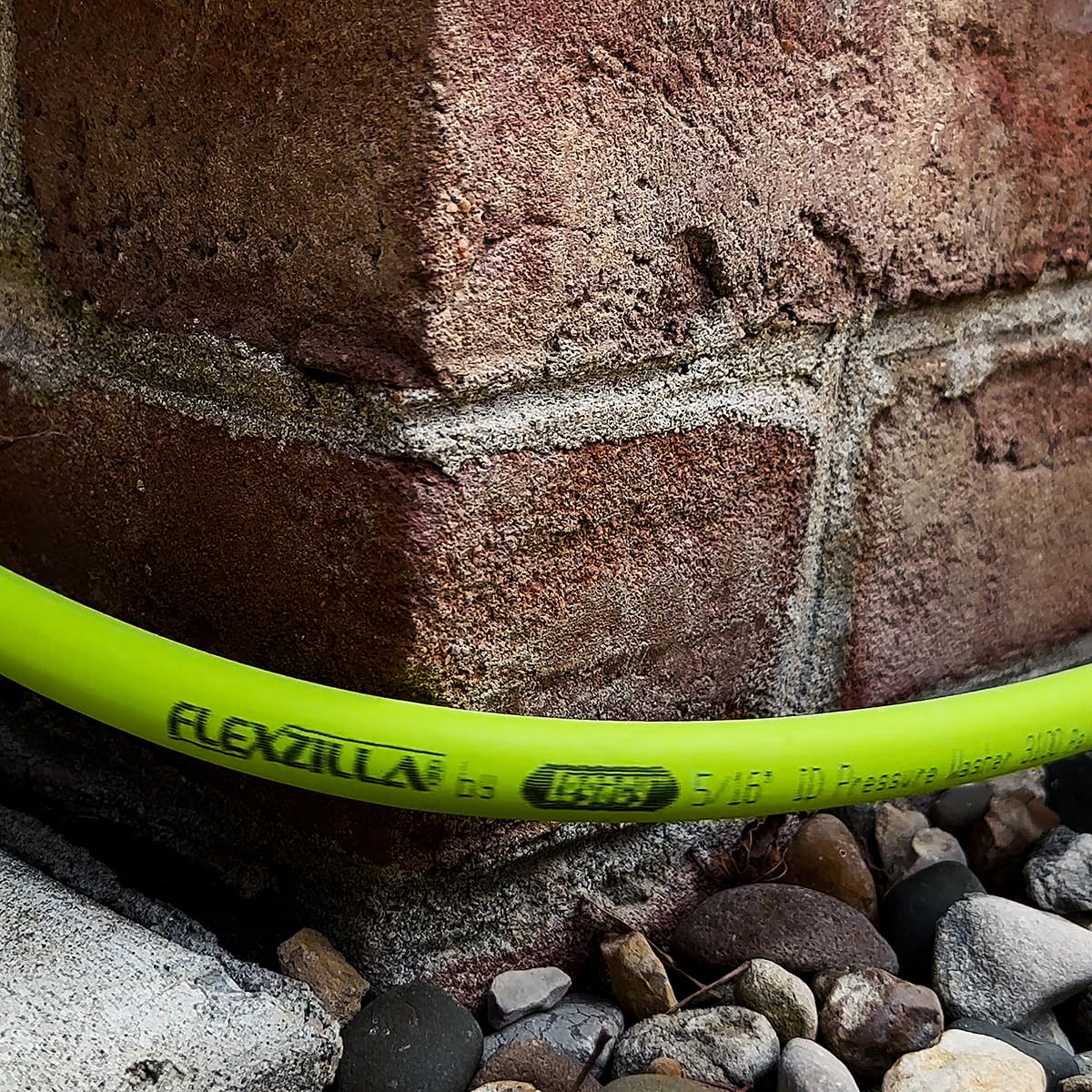 Flexzilla detalle del restrictor de curvatura evitando nudos