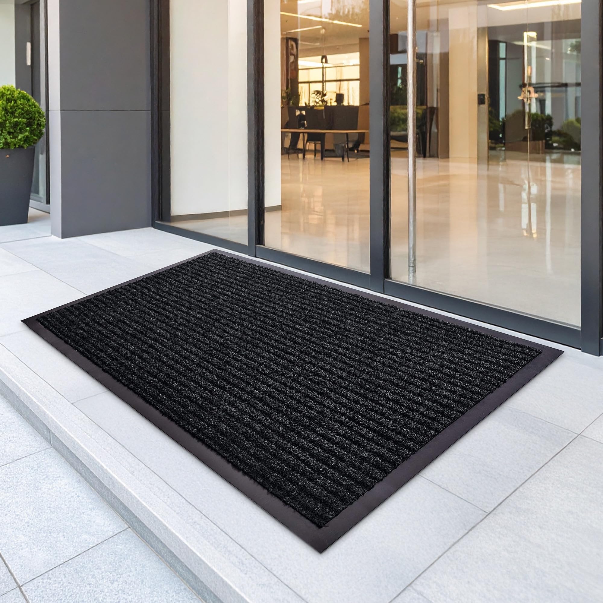 FloorGuard comparación de tamaño 2x3 pies junto a zapatos