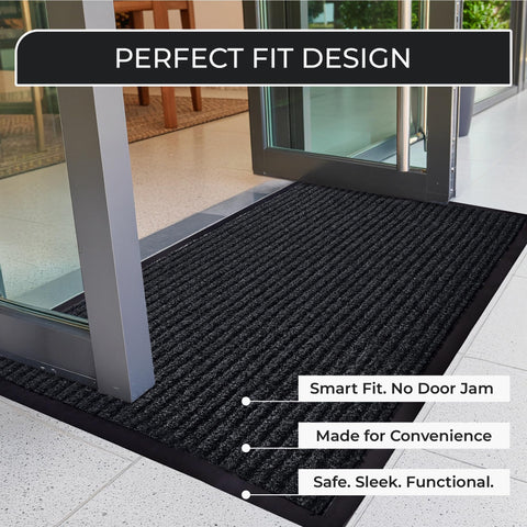 FloorGuard felpudo bajo perfil bajo una puerta cerrada