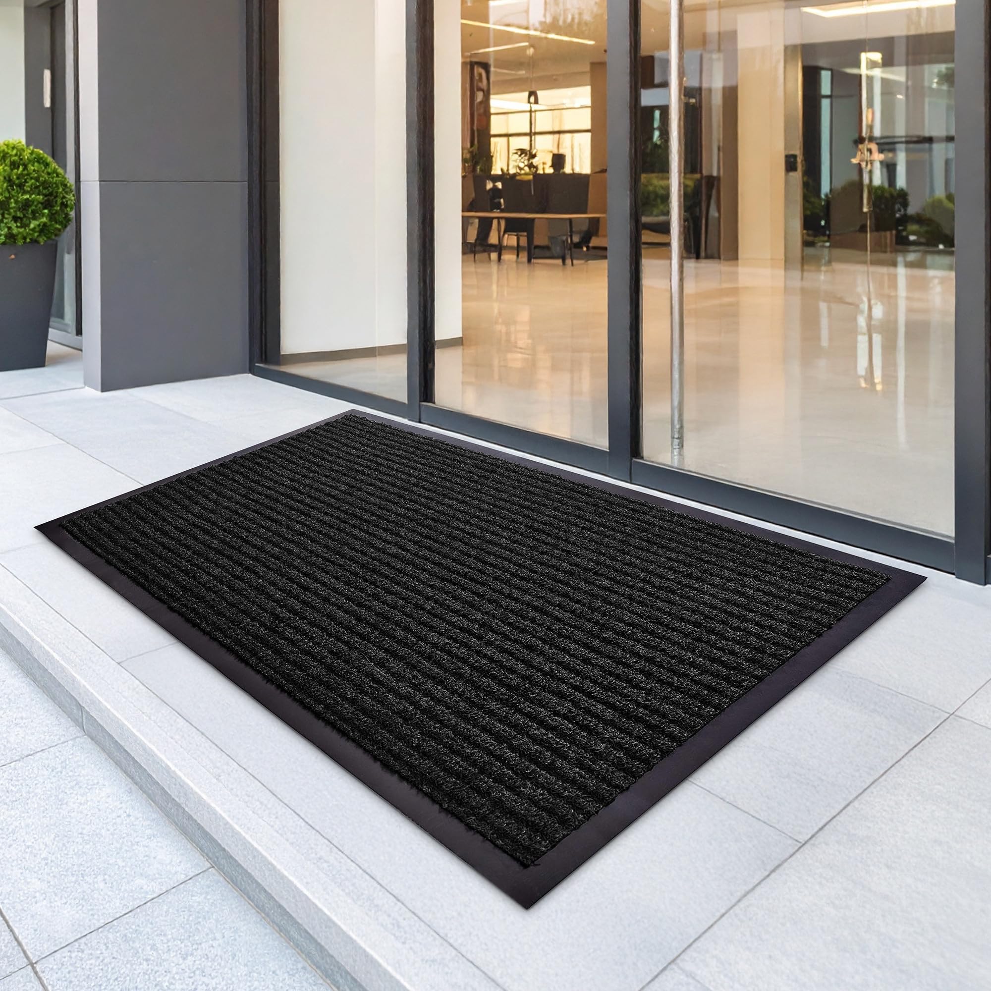 FloorGuard comparación de tamaño junto a una persona para escala visual