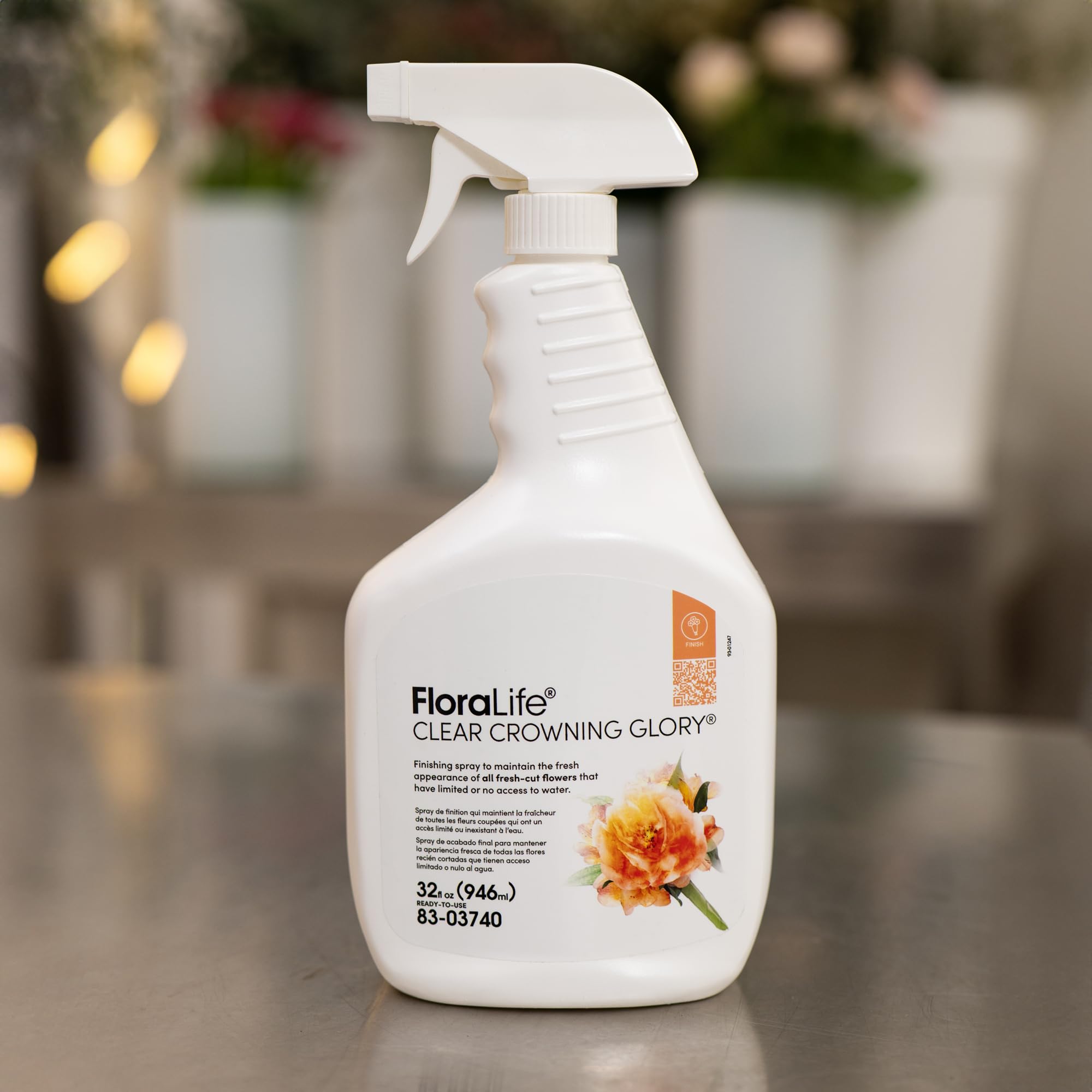 FloraLife aplicación del spray en un corsage para proteger durante el evento