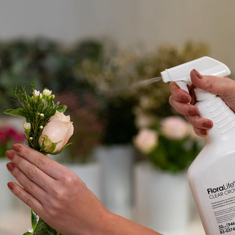 FloraLife spray protegiendo un arreglo en una mesa de boda durante montaje
