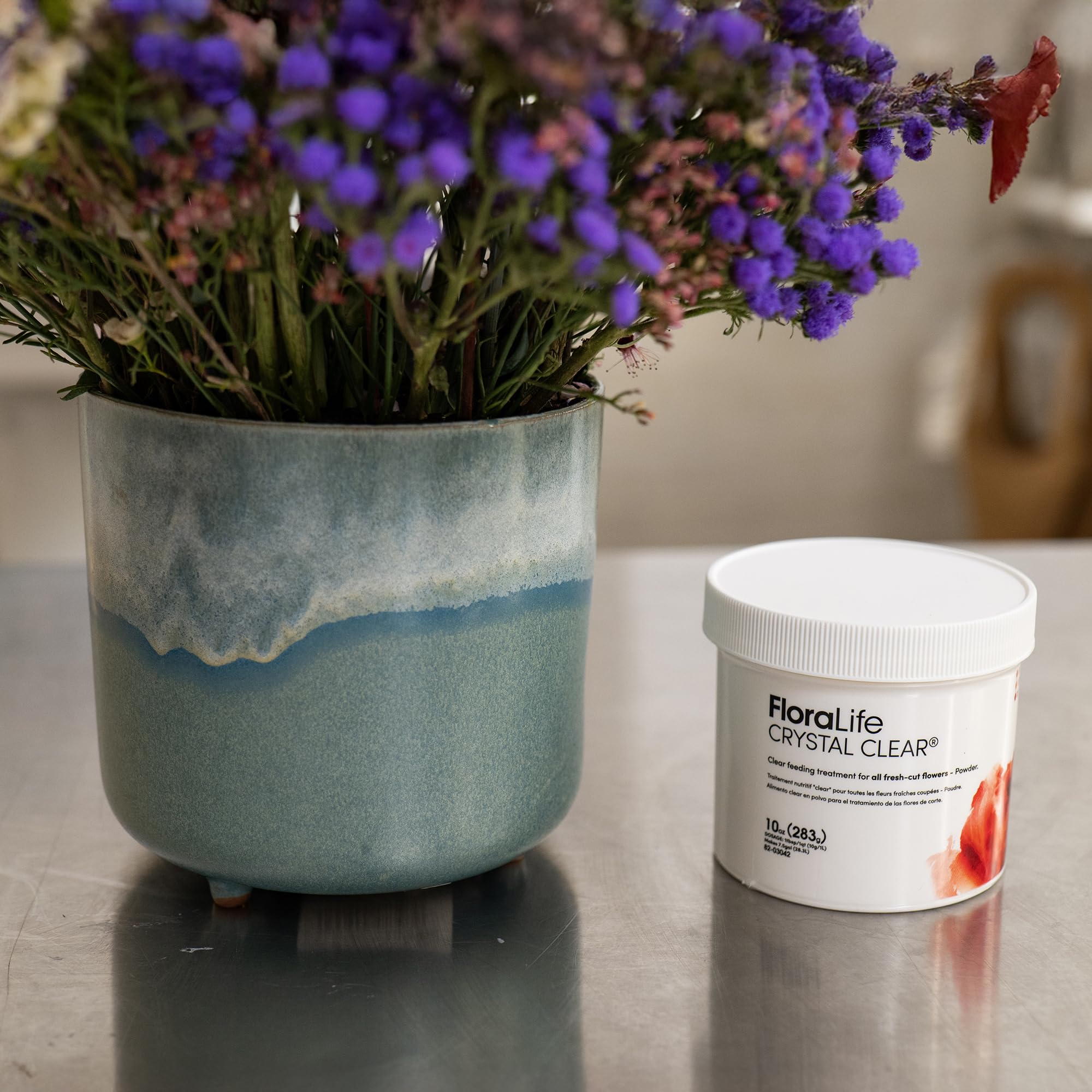 Floralife Crystal Clear polvo en cucharita que muestra textura fina y fácil disolución