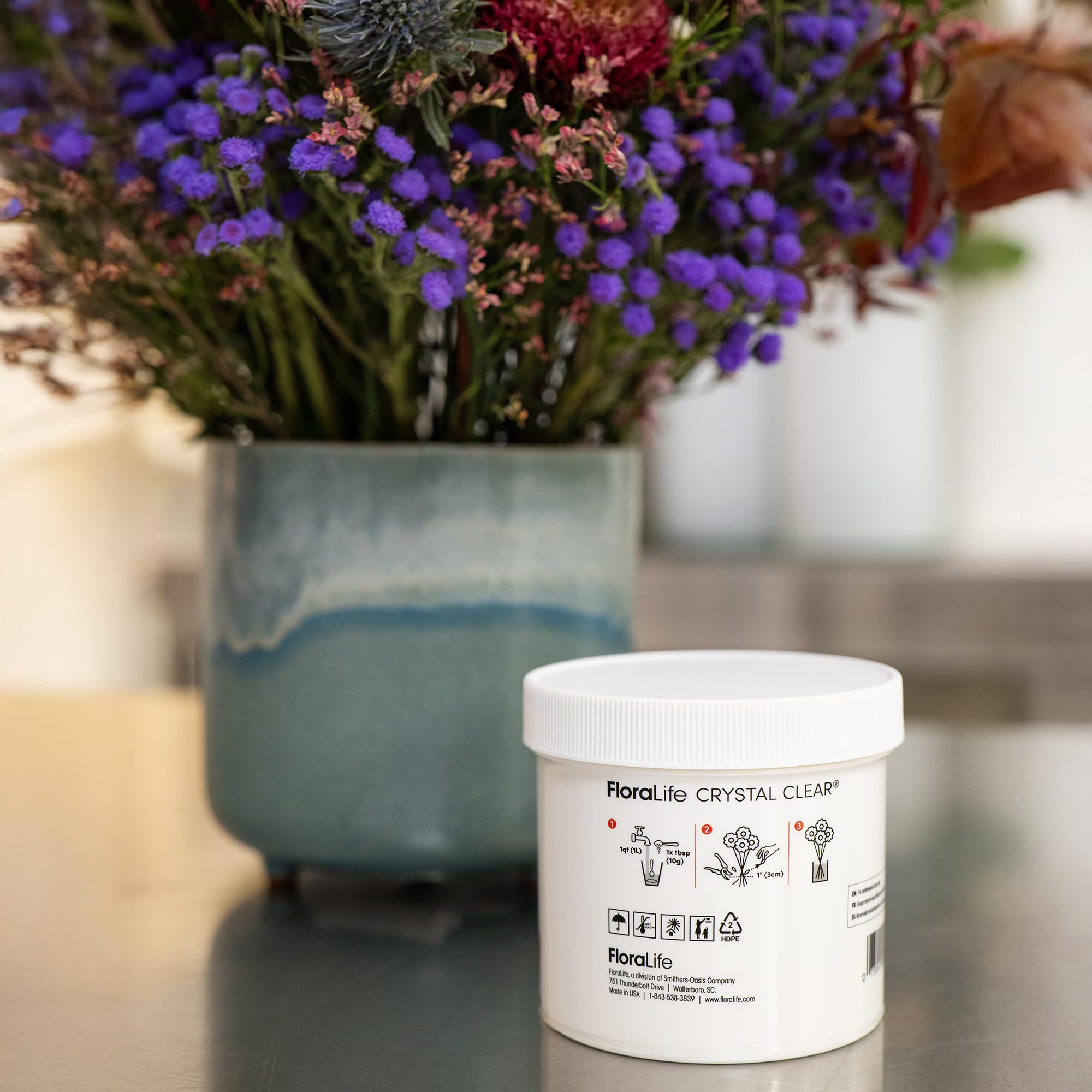 Floralife Crystal Clear en uso dentro de un jarrón con flores vibrantes y agua transparente