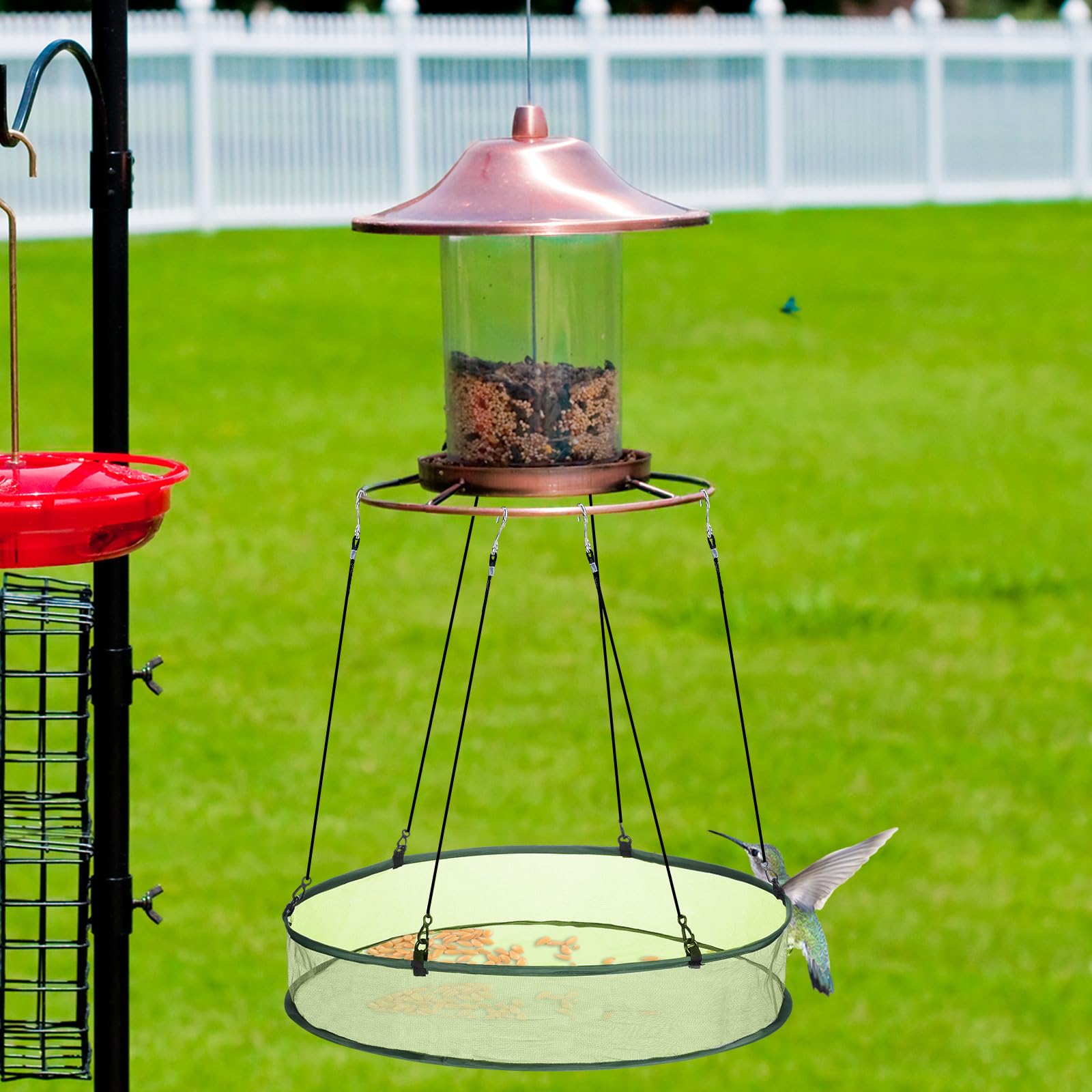 FoldTier bandeja en jardín con aves, fomenta alimentación comunitaria