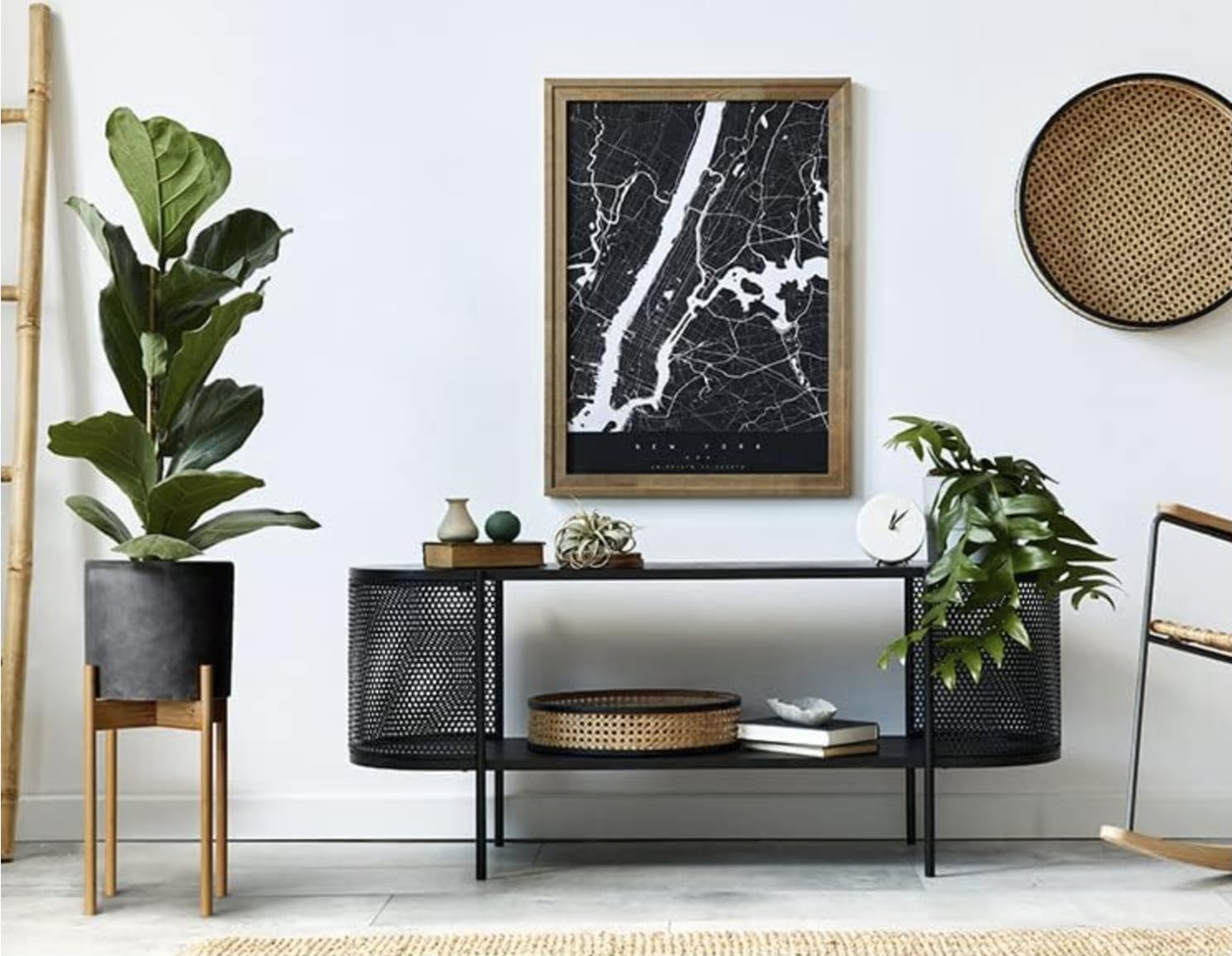 Fox & Fern soporte en uso en salón elevando una planta decorativa
