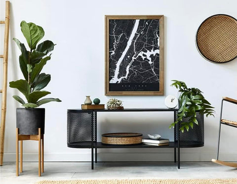 Fox & Fern soporte en uso en salón elevando una planta decorativa