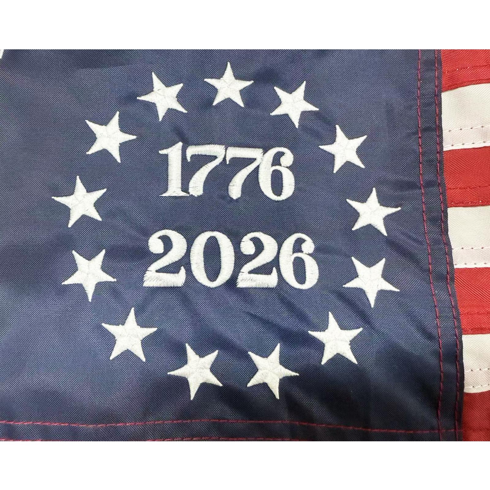 Detalle del bordado FRF FLAG que muestra estrellas y texturas duraderas