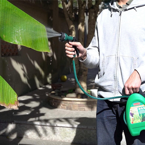 FUNJEE manguera en un patio con macetas ilustrando uso doméstico práctico