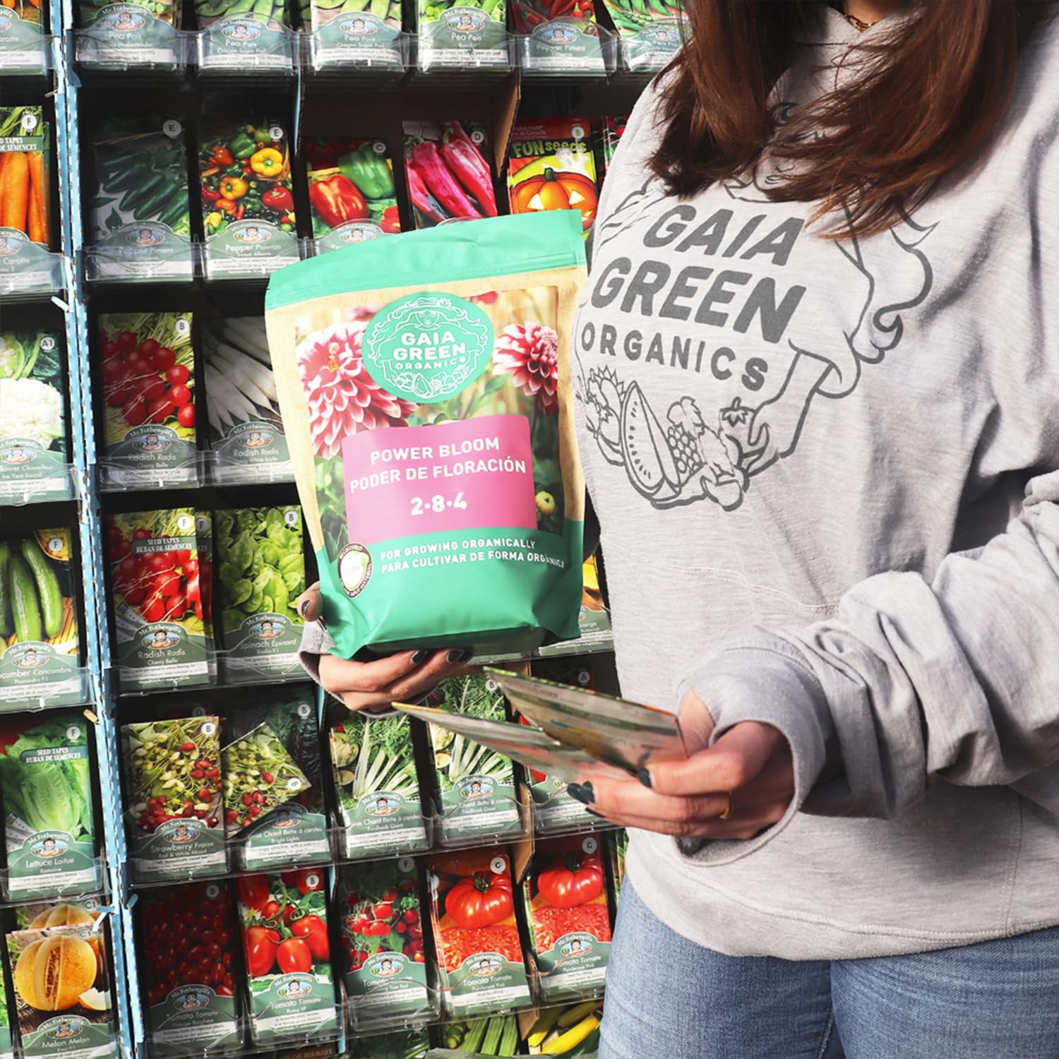 Gaia Green fertilizante en uso aplicándose a maceta para mayor floración y raíces fuertes