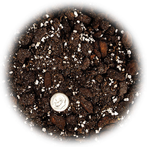 Gardenera primer plano de perlita en la mezcla que mejora la aireación