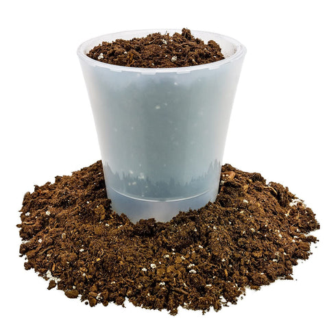 Gardenera bolsa junto a maceta para comparar tamaño y cantidad útil