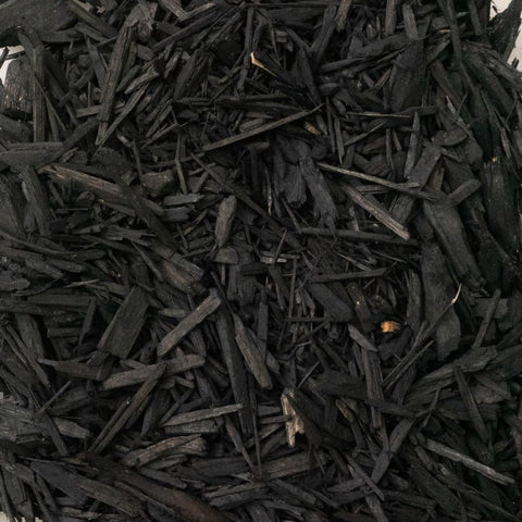 Gardenera textura del mantillo negro mostrando granos uniformes y retención de humedad