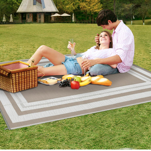Garvee alfombra junto a piscina ofreciendo superficie antideslizante
