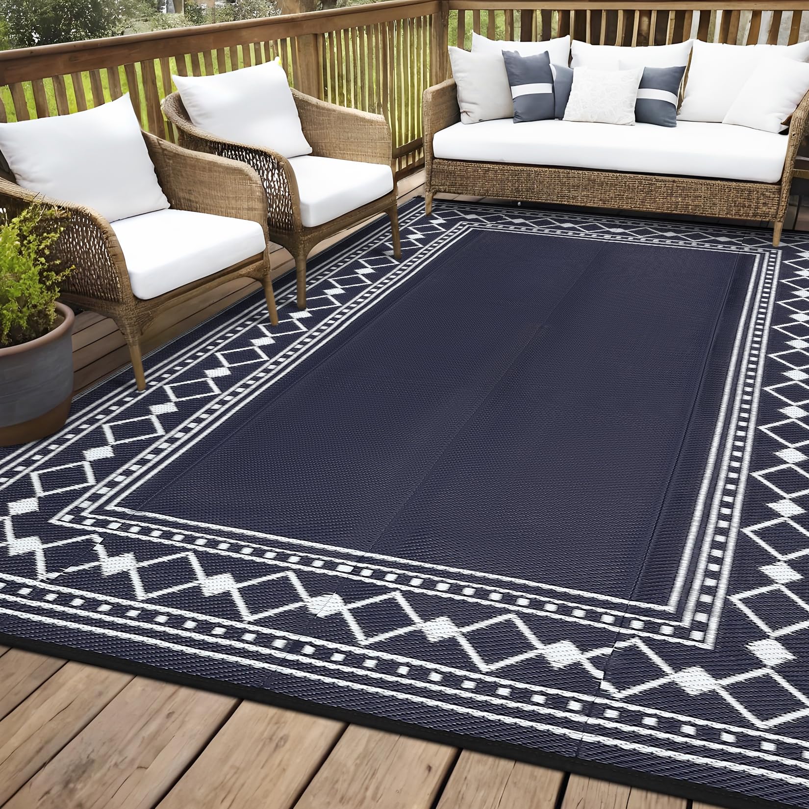 Garvee alfombra desplegada en patio, aporta estilo y zona cómoda exterior