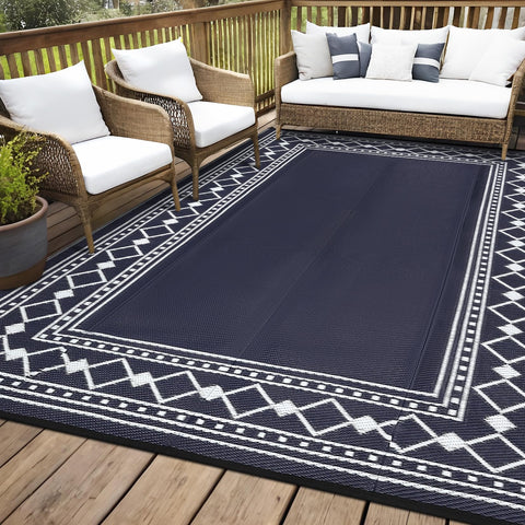 Garvee alfombra desplegada en patio, aporta estilo y zona cómoda exterior