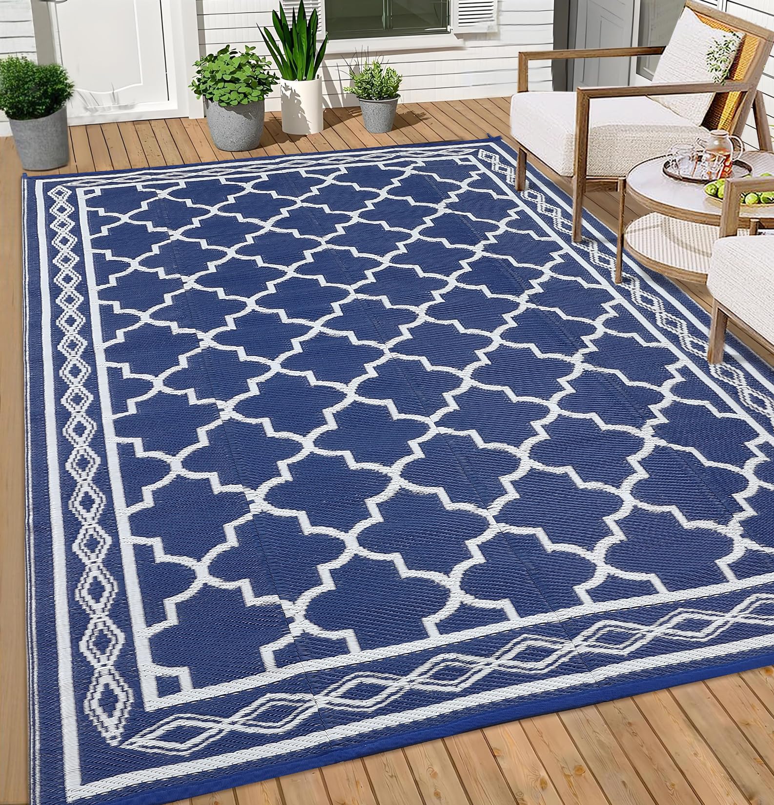 Garvee alfombra extendida en deck de patio aportando estilo y protección