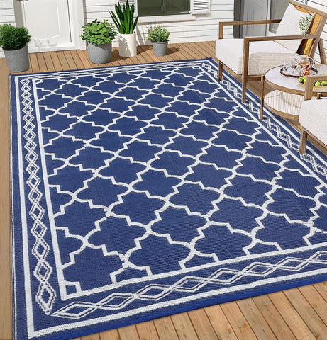 Garvee alfombra extendida en deck de patio aportando estilo y protección