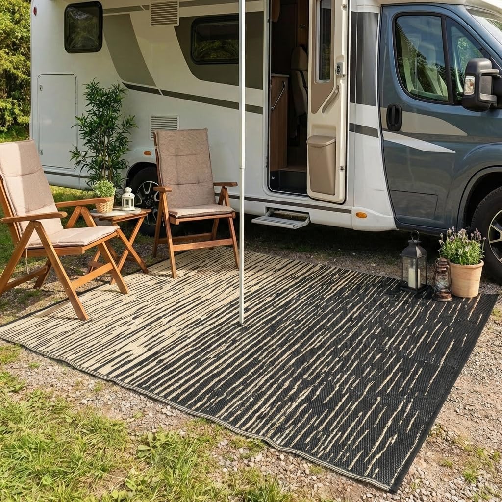 Garvee alfombra instalada en porche con muebles ofreciendo confort y estilo exterior