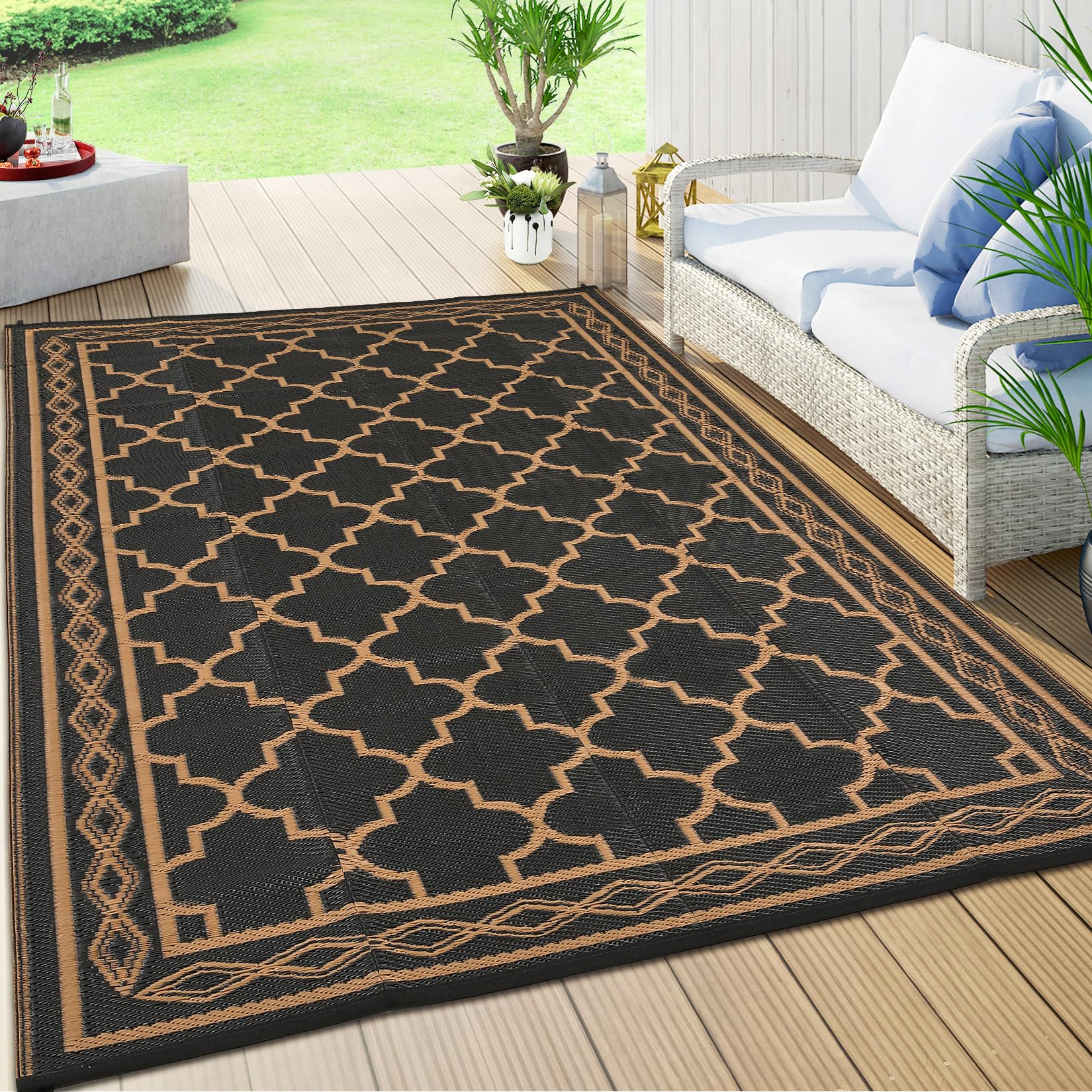 Garvee alfombra desplegada junto a un RV creando zona exterior cómoda